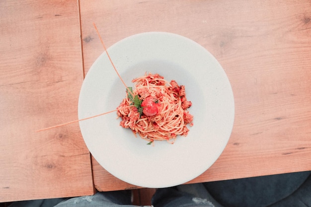 Smakelijke smakelijke klassieke Italiaanse pasta met een heerlijke saus.