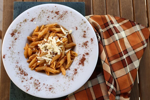 Smakelijke smakelijke klassieke Italiaanse pasta met een heerlijke saus