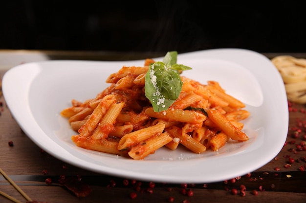 Smakelijke smakelijke klassieke Italiaanse pasta met een heerlijke saus.