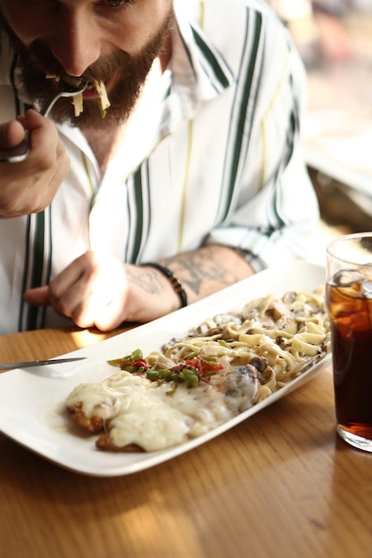 Smakelijke smakelijke klassieke Italiaanse pasta met een heerlijke saus