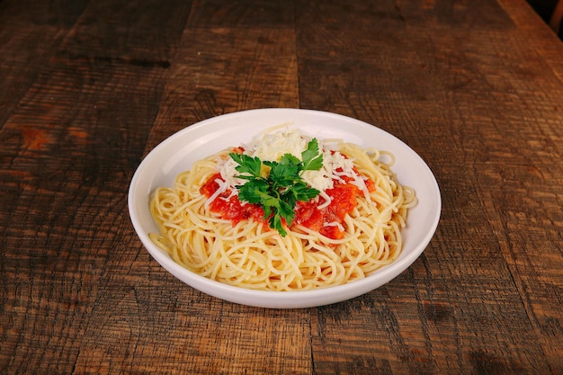 Smakelijke smakelijke klassieke Italiaanse pasta met een heerlijke saus