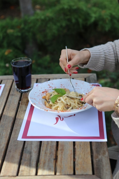 Smakelijke smakelijke klassieke italiaanse pasta met een heerlijke saus