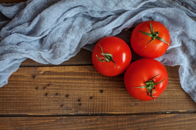 Smakelijke tomaten en kruiden. Bovenaanzicht