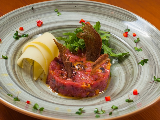 Smakelijke tonijntartaar met rucola en Parmezaanse kaas