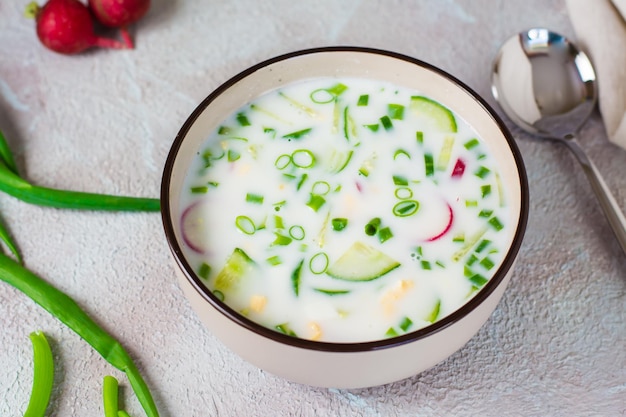 Foto smakelijke traditionele russische koude soep met groenten en kefir in een kom zelfgemaakt eten