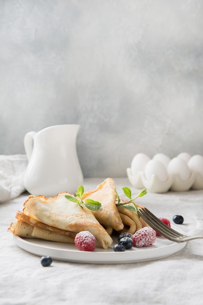 Smakelijke traditionele Russische pannenkoeken met bosbessen. Regionaal eten.