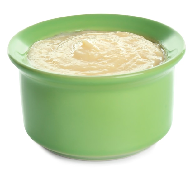 Foto smakelijke vanillepudding in ramekin op witte achtergrond