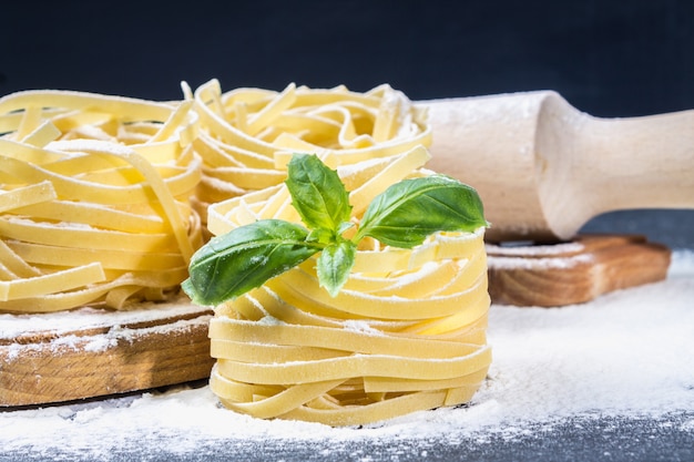 Smakelijke verse kleurrijke ingrediënten voor het koken van pasta tagliatelle