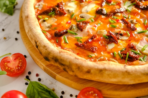 Smakelijke, verse pizza staat op tafel. Eten van een Italiaans restaurant. Pizza koken. Pizza ingrediënten. Eten met vrienden.