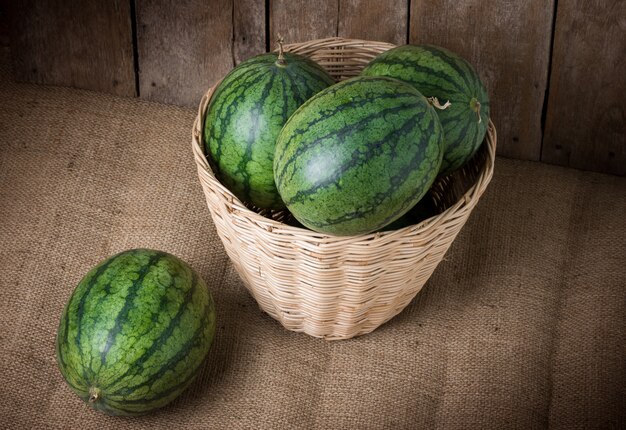 Smakelijke watermeloen op houten achtergrond