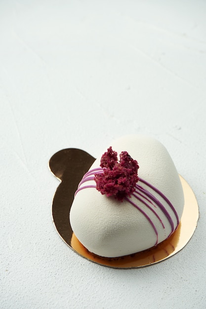 Smakelijke witte cake met een witte fluwelen textuur op een witte textuur oppervlak. Stijlvolle dessertgebakjes. Detailopname
