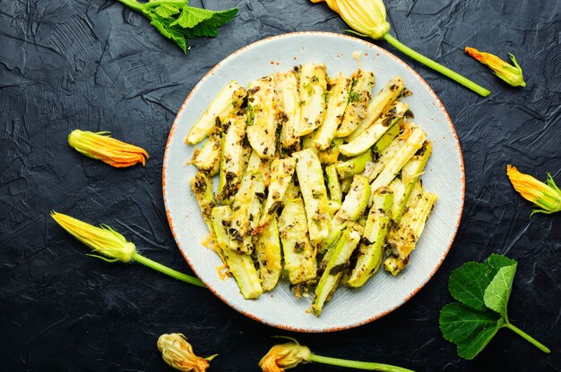 Smakelijke zelfgemaakte gebakken courgette met specerijen en kruiden