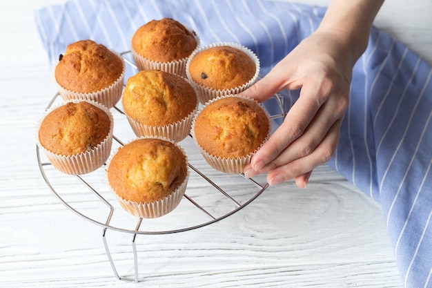 Smakelijke zelfgemaakte muffins op een witte houten tafel