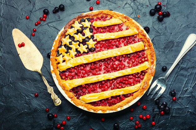 Smakelijke zelfgemaakte taart met rode en zwarte bessen. Zoet dessert. Amerikaanse vlag. Amerikaanse bessentaart.