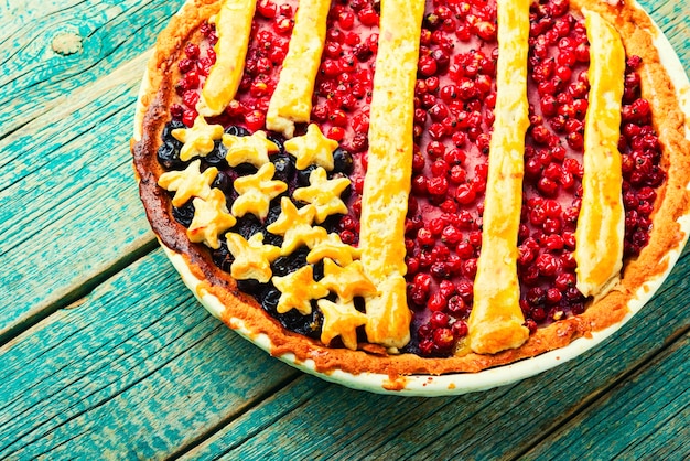 Smakelijke zelfgemaakte taart met rode en zwarte bessen. Zoet dessert. Amerikaanse vlag. USA berry pie.