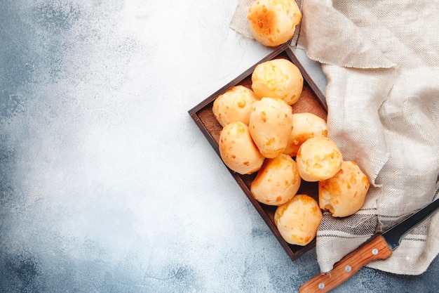 Smakelijke zelfgemaakte zoete broodjes op grijze keukentafel achtergrond bovenaanzicht plaats voor tekst