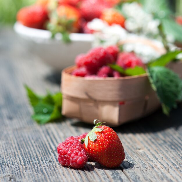 Smakelijke zomer fruit op een houten tafel.