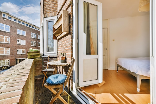 Smal balkon met stoel en deur