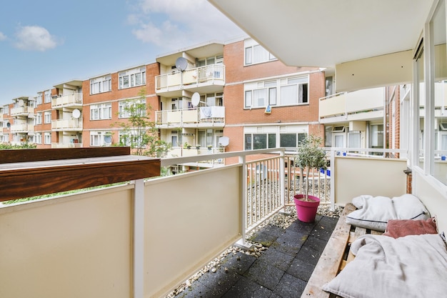 Smal balkon met stoel en deur