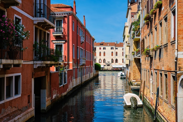 Smal kanaal met gondel in Venetië, Italië