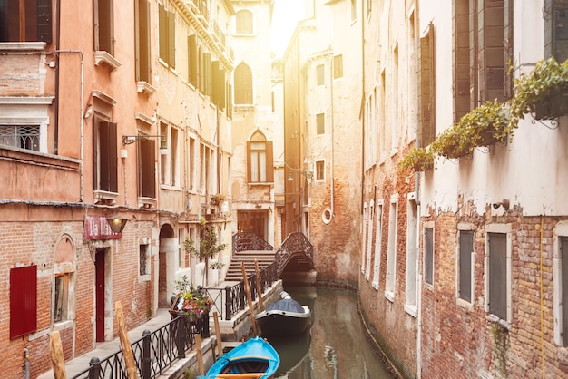 Smal kanaal met gondels in Venetië Italië