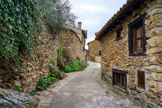 Smal steegje in een oud middeleeuws stadje gemaakt van steen in de Sierra de Madrid. Horcajuelo. Spanje.