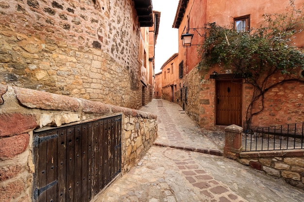 Smal steegje met oude stenen huizen in middeleeuwse stijl in de stad AlbarracÃn, Teruel AragÃ³n. Spanje