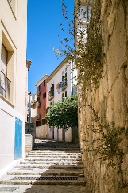 Smal straatje in het oude centrum van Palma de Mallorca, Spanje