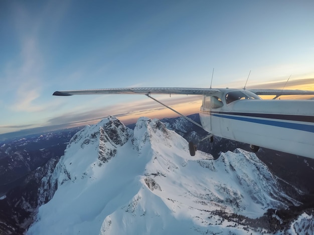 岩だらけのカンディアン山脈の近くを飛んでいる小さな飛行機