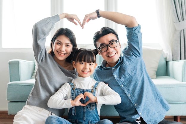 写真 自宅で小さなアジアの家族の肖像画