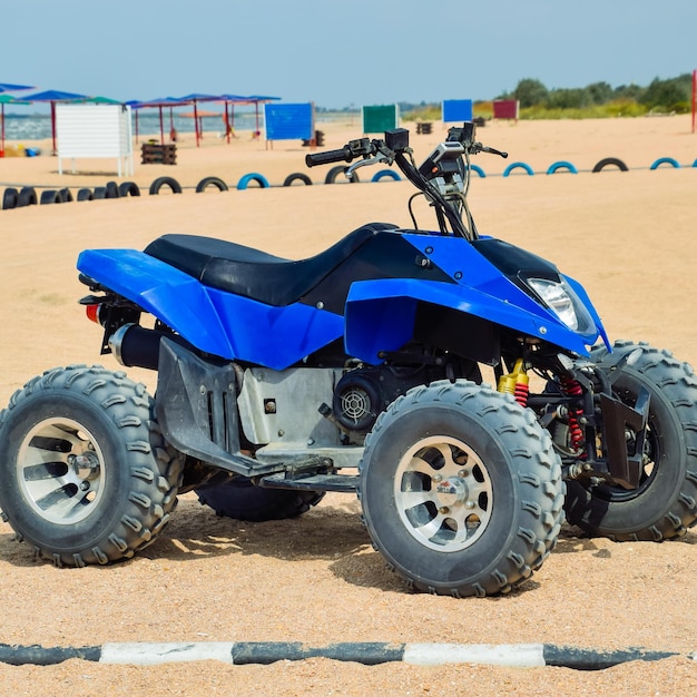 Photo small atv rentals rental services on the beach by the sea