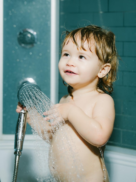 Photo small baby boy in shower