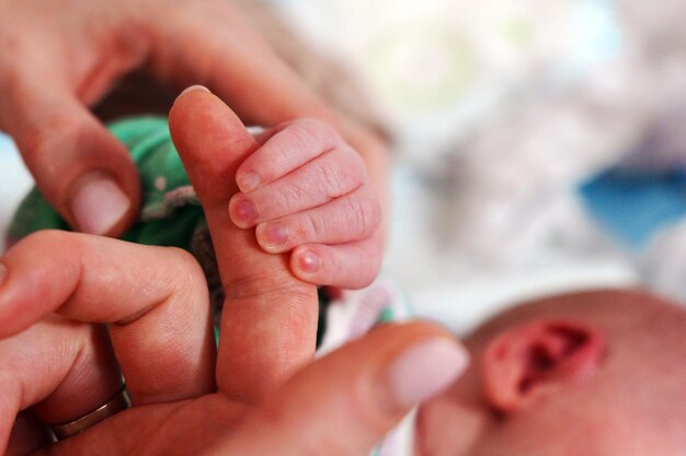 Foto piccole mani di un neonato concetto di infanzia e infanzia