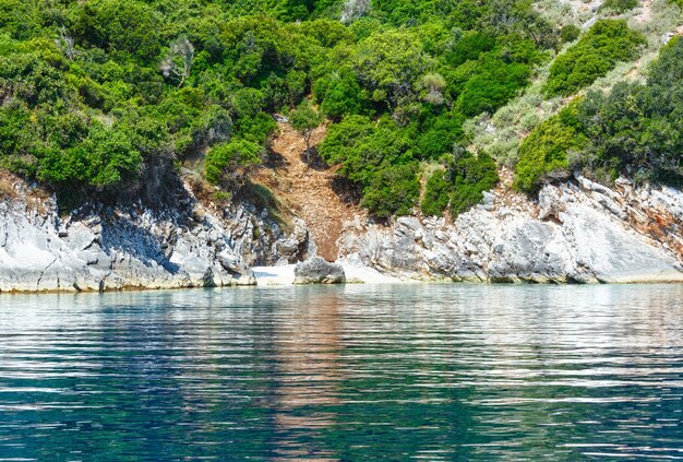 Agia Effimia, 그리스에서 멀지 않은 모터 보트 Kefalonia에서 작은 해변과 여름 해안보기
