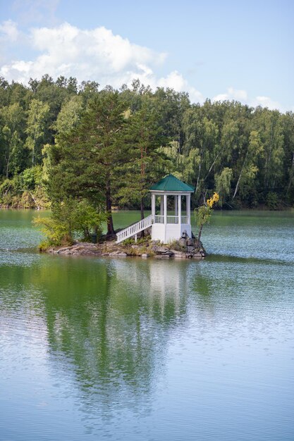 アルタイ地方の綾湖にある小さな美しい島