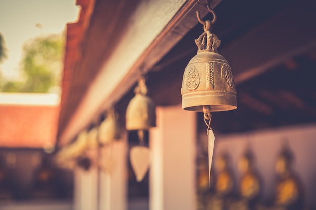 Photo small bell hanging under the temple roof.