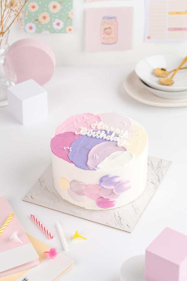 Photo 한국식 케이크와 함께 생일 선물로 작은 도시락 케이크