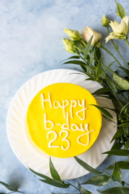 Foto piccola torta bento con scritta happy bday 23 per il compleanno torta in stile coreano per una persona