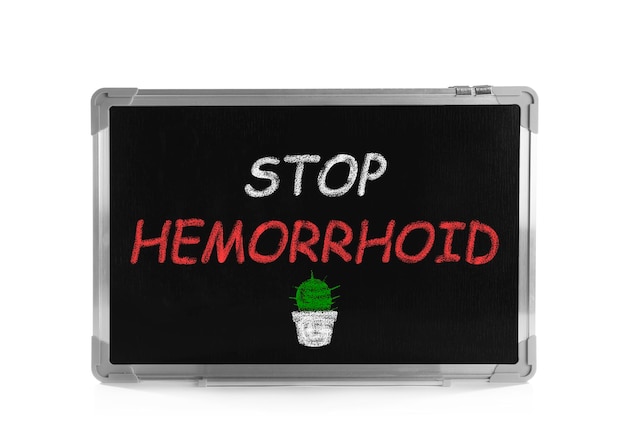 Маленькая доска с фразой Stop Hemorrhoid изолирована на белом