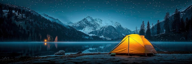Маленькая голубая палатка, стоящая одна.