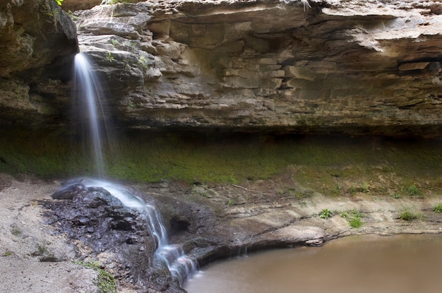 Piccola cascata offuscata