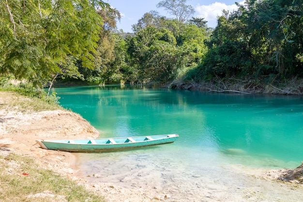Фото Маленькая лодка на реке в джунглях
