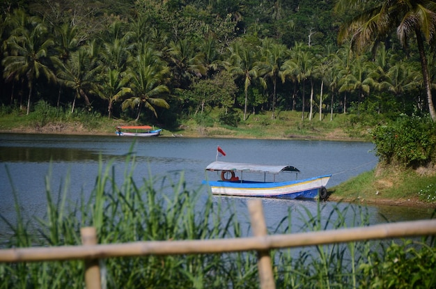 A small boat on the edge of the Sermo reservoir