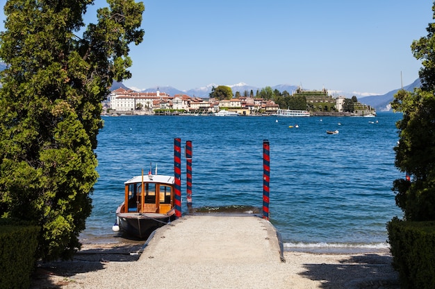 イタリア、マッジョーレ湖の3つの島の中で最も美しいベッラ島の前にある小さなボート