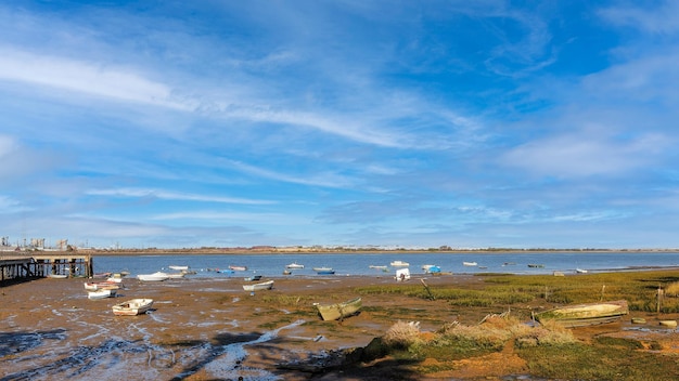 Foto piccole barche arenate sulla costa di huelva in spagna