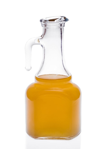 Фото Маленькая бутылка оливкового масла, изолированная на белом