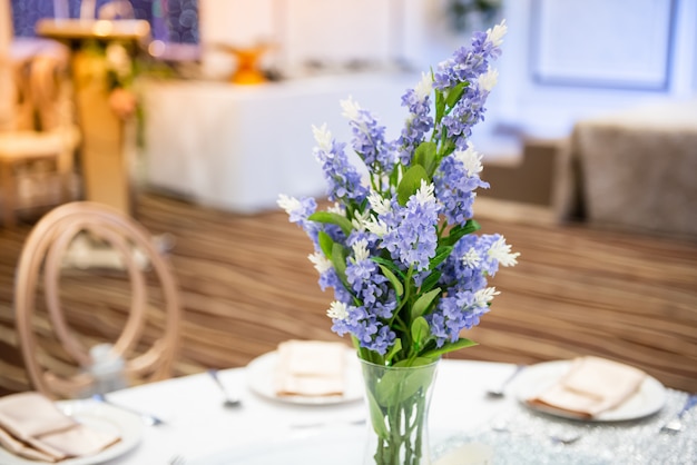 Piccolo bouquet di fiori posto sul tavolo