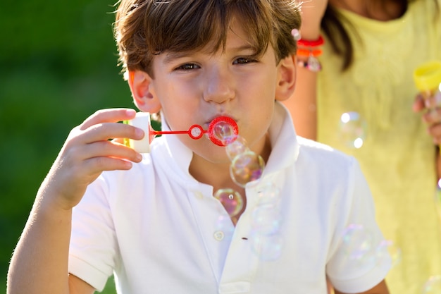 シャボン玉を吹いて、小さな男の子