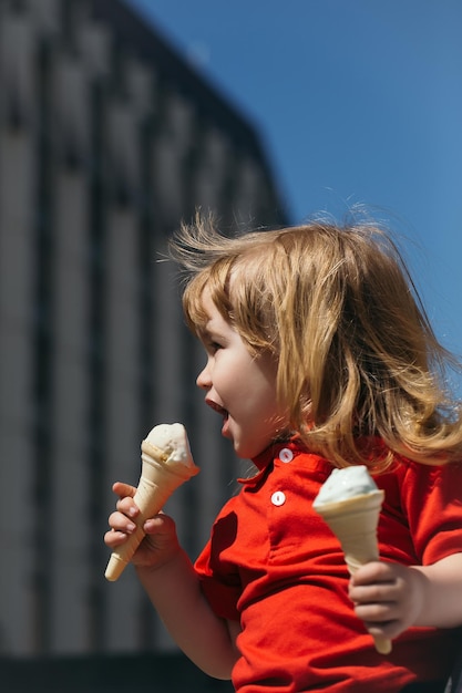 アイスクリームを食べる小さな男の子