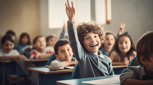 写真 先生に答えるために手を挙げている学校の教室の小さな男の子